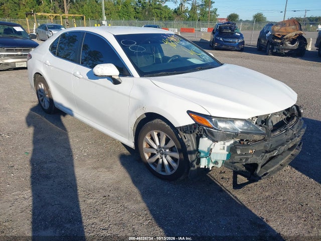 46328734 :رقم المزاد ، 4T1B11HK8JU138618 vin ، 2018 Toyota Camry Le مزاد بيع