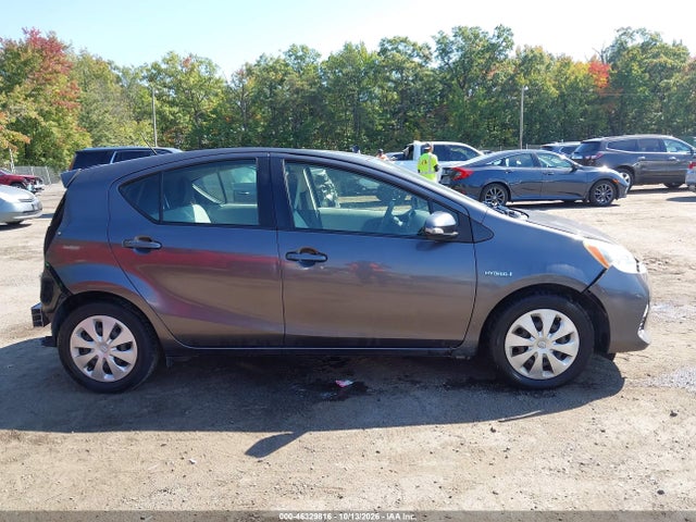 46329816 :رقم المزاد ، JTDKDTB31D1035121 vin ، 2013 Toyota Prius C One مزاد بيع
