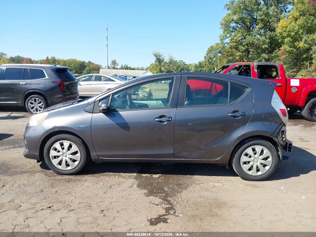 46329816 :رقم المزاد ، JTDKDTB31D1035121 vin ، 2013 Toyota Prius C One مزاد بيع