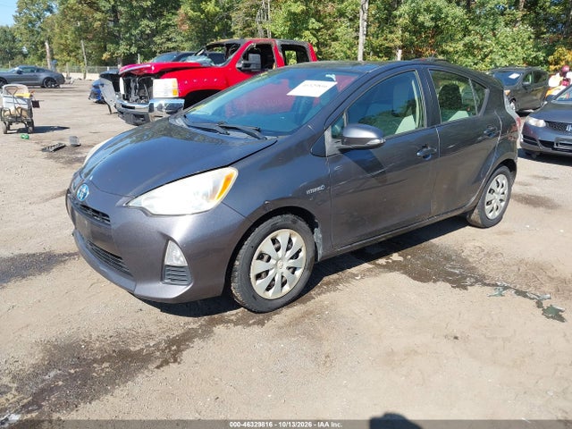 46329816 :رقم المزاد ، JTDKDTB31D1035121 vin ، 2013 Toyota Prius C One مزاد بيع