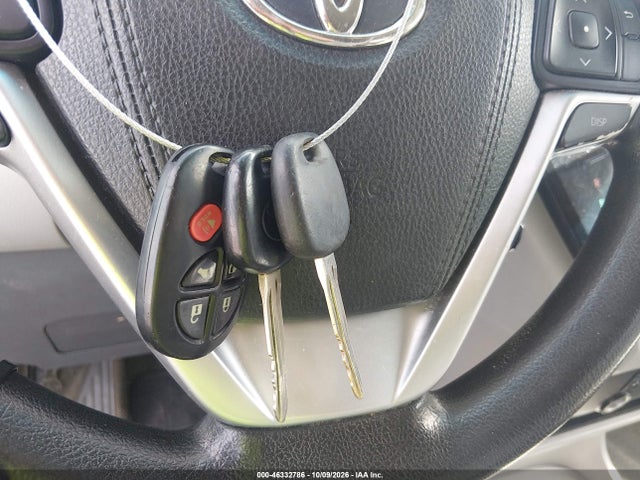46332786 :رقم المزاد ، 5TDKK3DC1GS692088 vin ، 2016 Toyota Sienna Le 8 Passenger مزاد بيع