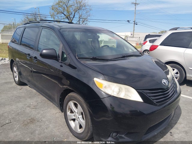 46332786 :رقم المزاد ، 5TDKK3DC1GS692088 vin ، 2016 Toyota Sienna Le 8 Passenger مزاد بيع