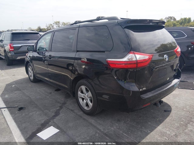 46332786 :رقم المزاد ، 5TDKK3DC1GS692088 vin ، 2016 Toyota Sienna Le 8 Passenger مزاد بيع