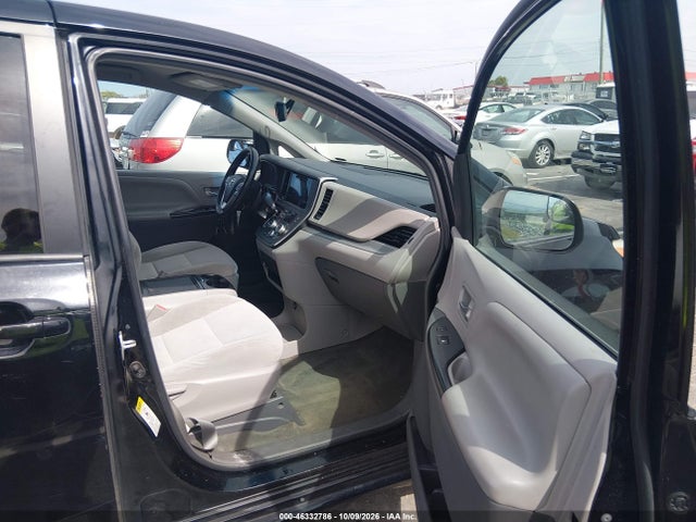 46332786 :رقم المزاد ، 5TDKK3DC1GS692088 vin ، 2016 Toyota Sienna Le 8 Passenger مزاد بيع
