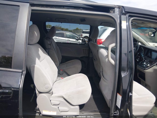 46332786 :رقم المزاد ، 5TDKK3DC1GS692088 vin ، 2016 Toyota Sienna Le 8 Passenger مزاد بيع