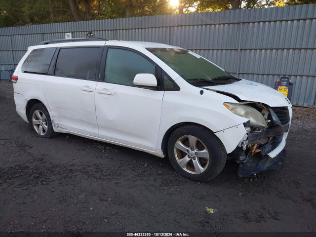 46333350 :رقم المزاد ، 5TDKK3DC4BS133093 vin ، 2011 Toyota Sienna Le V6 مزاد بيع