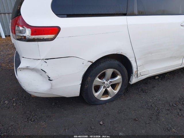 46333350 :رقم المزاد ، 5TDKK3DC4BS133093 vin ، 2011 Toyota Sienna Le V6 مزاد بيع