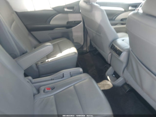 Продаж на аукціоні авто 2018 Toyota Highlander Xle, vin: 5TDKZRFH3JS538304, номер лоту: 46333633