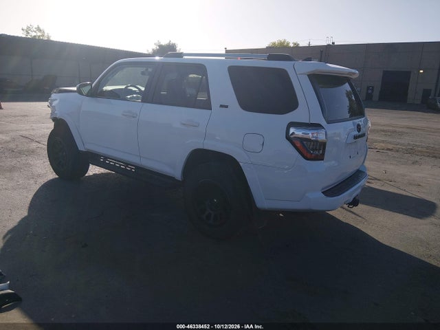 Toyota 4RUNNER SR5 2019 JTEBU5JR0K5656367 Image 3