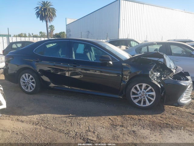 46339562 :رقم المزاد ، 4T1C11AK8NU634507 vin ، 2022 Toyota Camry Le مزاد بيع