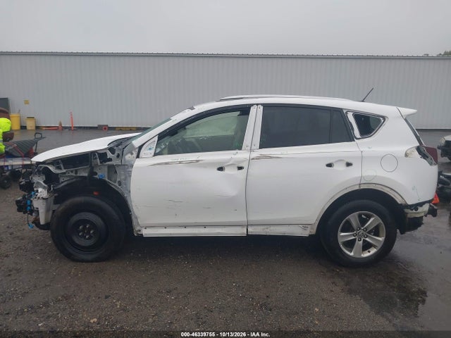 JTMRFREV6FJ026586 Toyota Rav4 Xle