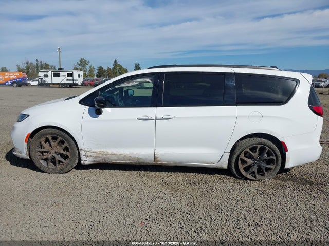 Chrysler Pacifica Limited 2025 2C4RC1GG3SR520340 Image 15