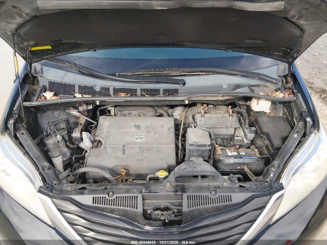 46346655 :رقم المزاد ، 5TDKK3DC8CS200988 vin ، 2012 Toyota Sienna مزاد بيع