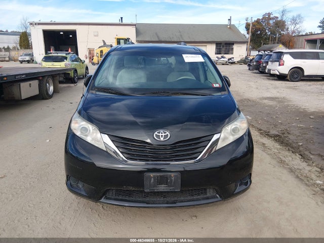 46346655 :رقم المزاد ، 5TDKK3DC8CS200988 vin ، 2012 Toyota Sienna مزاد بيع