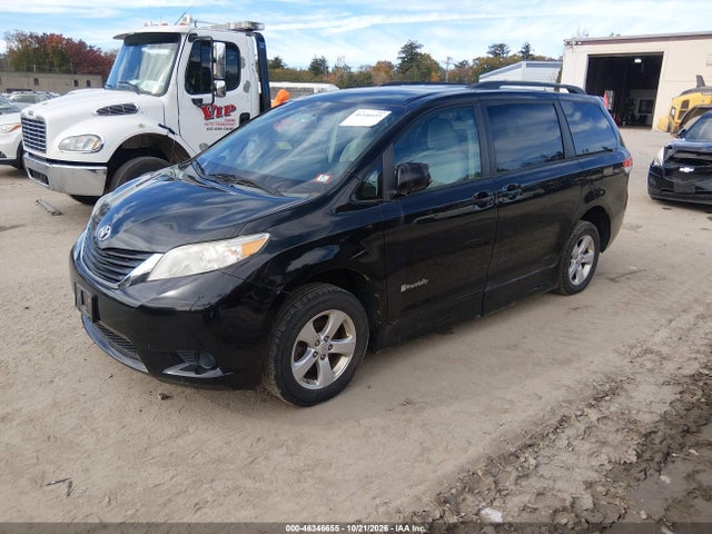 46346655 :رقم المزاد ، 5TDKK3DC8CS200988 vin ، 2012 Toyota Sienna مزاد بيع