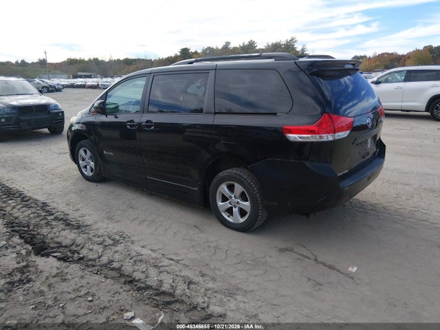 46346655 :رقم المزاد ، 5TDKK3DC8CS200988 vin ، 2012 Toyota Sienna مزاد بيع