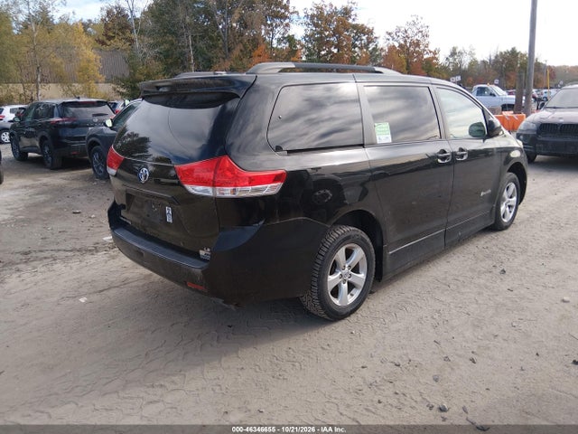 46346655 :رقم المزاد ، 5TDKK3DC8CS200988 vin ، 2012 Toyota Sienna مزاد بيع