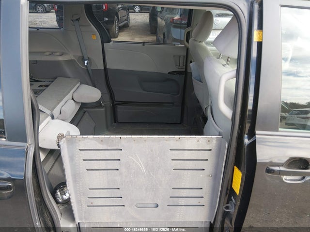 46346655 :رقم المزاد ، 5TDKK3DC8CS200988 vin ، 2012 Toyota Sienna مزاد بيع
