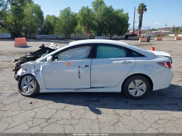 Hyundai SONATA HYBRID 2015 KMHEC4A40FA138870 Image 13