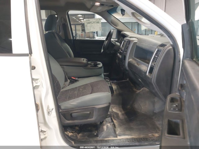 1C6RR7KG4KS680595 RAM 1500 Classic Tradesman 4x4 5&#039;7 Box