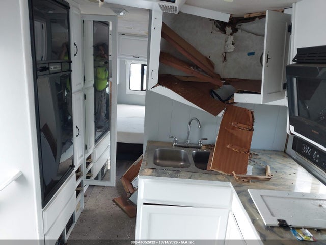 Продажа на аукционе авто 1999 Ford Econoline Motor Home E450 Super Duty Cutwy  Rv, vin: 1FDXE40S2XHA70955, номер лота: 46352833