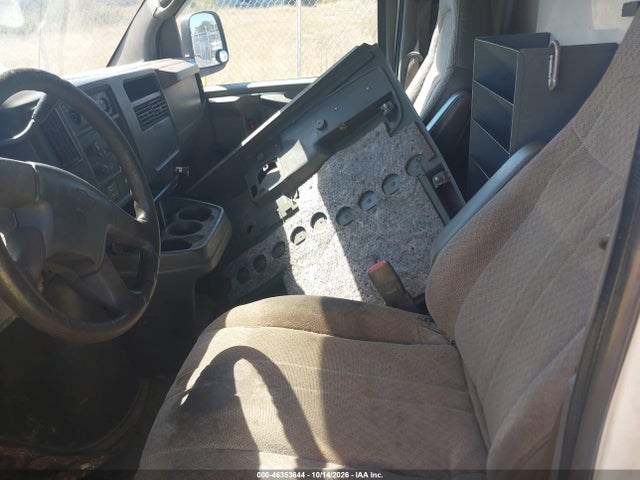 46353644 :رقم المزاد ، 1GBHG31U751210358 vin ، 2005 Chevrolet Express Cutaway مزاد بيع