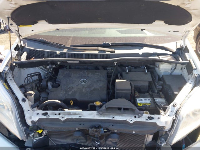 46353787 :رقم المزاد ، 5TDYK3DC8BS037963 vin ، 2011 Toyota Sienna Limited V6 مزاد بيع