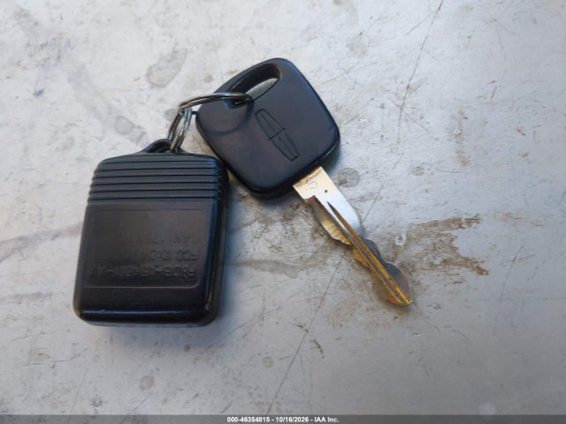 Продажа на аукционе авто 2000 Lincoln Navigator, vin: 5LMFU28A2YLJ25317, номер лота: 46354815