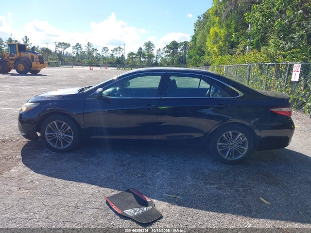 46356314 :رقم المزاد ، 4T1BF1FKXFU975057 vin ، 2015 Toyota Camry Se مزاد بيع