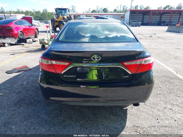 46356314 :رقم المزاد ، 4T1BF1FKXFU975057 vin ، 2015 Toyota Camry Se مزاد بيع