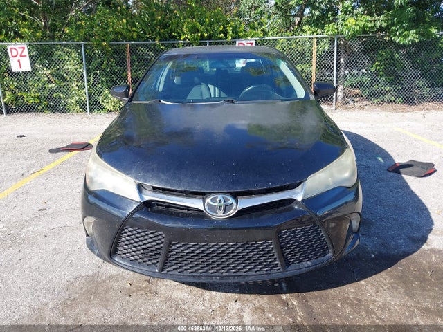 46356314 :رقم المزاد ، 4T1BF1FKXFU975057 vin ، 2015 Toyota Camry Se مزاد بيع