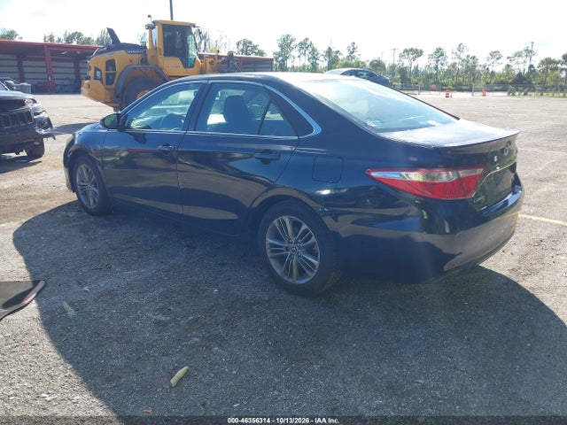 46356314 :رقم المزاد ، 4T1BF1FKXFU975057 vin ، 2015 Toyota Camry Se مزاد بيع
