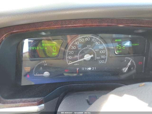 46363247 :رقم المزاد ، 1LNHM82W05Y611836 vin ، 2005 Lincoln Town Car Signature Limited مزاد بيع