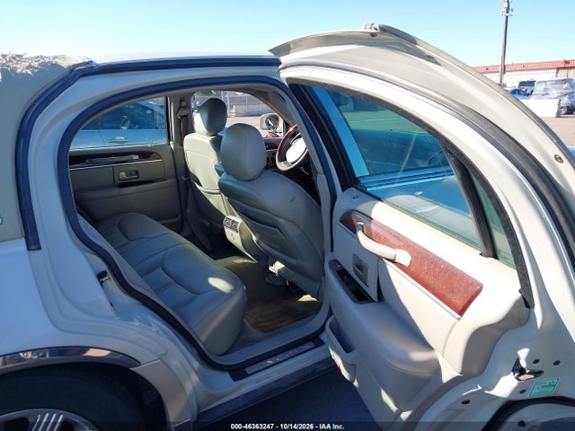 46363247 :رقم المزاد ، 1LNHM82W05Y611836 vin ، 2005 Lincoln Town Car Signature Limited مزاد بيع