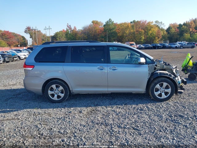 46363723 :رقم المزاد ، 5TDKK3DCXES495028 vin ، 2014 Toyota Sienna Le V6 8 Passenger مزاد بيع