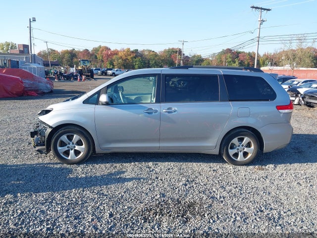 46363723 :رقم المزاد ، 5TDKK3DCXES495028 vin ، 2014 Toyota Sienna Le V6 8 Passenger مزاد بيع