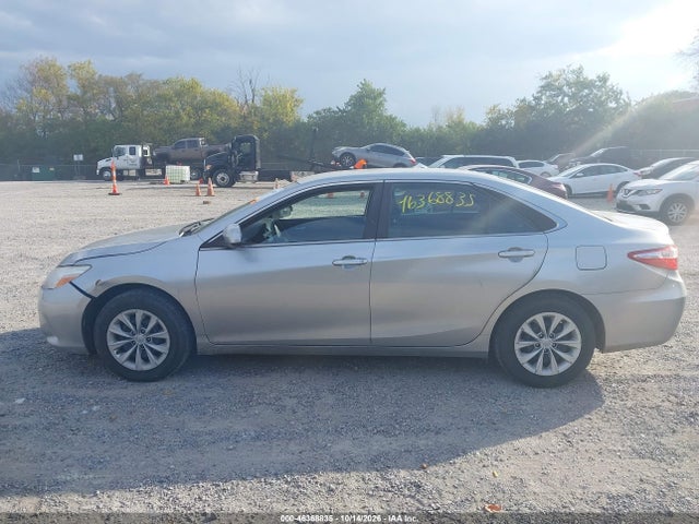 2016 Toyota Camry Le მანქანა იყიდება აუქციონზე, vin: 4T4BF1FK3GR584243, აუქციონის ნომერი: 46368835