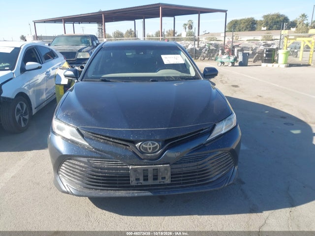 46372435 :رقم المزاد ، 4T1B11HK8KU737861 vin ، 2019 Toyota Camry Le مزاد بيع