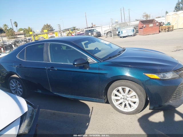 46372435 :رقم المزاد ، 4T1B11HK8KU737861 vin ، 2019 Toyota Camry Le مزاد بيع