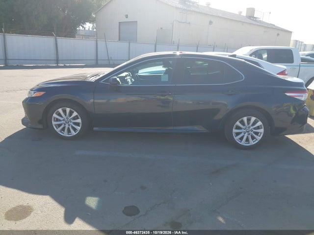 46372435 :رقم المزاد ، 4T1B11HK8KU737861 vin ، 2019 Toyota Camry Le مزاد بيع