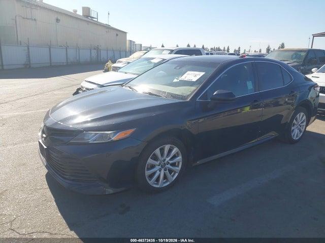 46372435 :رقم المزاد ، 4T1B11HK8KU737861 vin ، 2019 Toyota Camry Le مزاد بيع