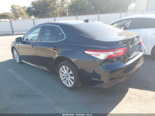 46372435 :رقم المزاد ، 4T1B11HK8KU737861 vin ، 2019 Toyota Camry Le مزاد بيع