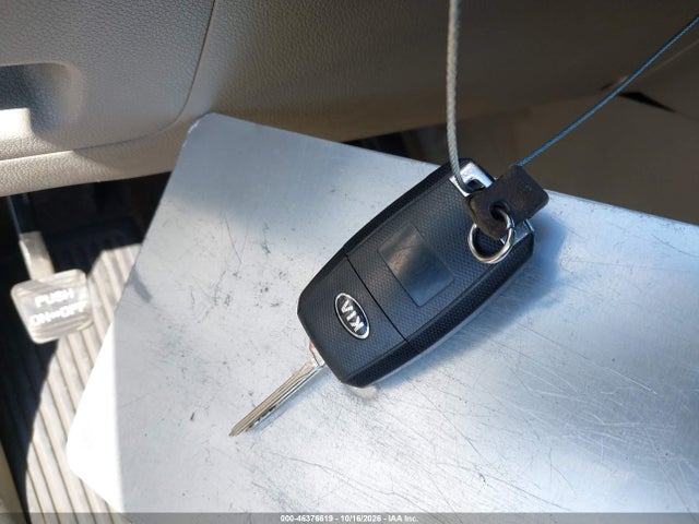 KIA SEDONA LX 2016 KNDMB5C1XG6114317 Image 11