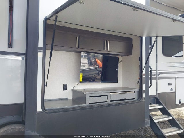 46378575 :رقم المزاد ، 4YDF42133JR800627 vin ، 2018 Keystone Raptor مزاد بيع