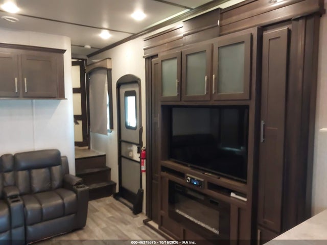 46378575 :رقم المزاد ، 4YDF42133JR800627 vin ، 2018 Keystone Raptor مزاد بيع