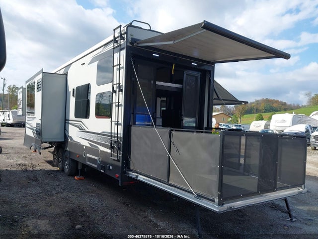 46378575 :رقم المزاد ، 4YDF42133JR800627 vin ، 2018 Keystone Raptor مزاد بيع