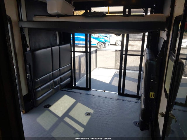 46378575 :رقم المزاد ، 4YDF42133JR800627 vin ، 2018 Keystone Raptor مزاد بيع