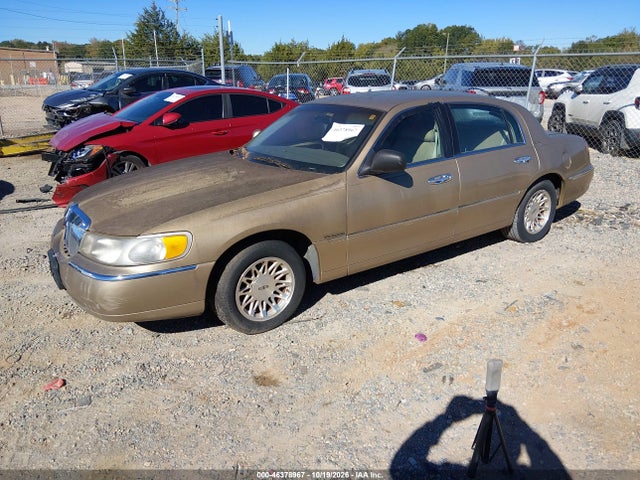 Продажа на аукционе авто 1998 Lincoln Town Car Signature, vin: 1LNFM82W0WY618004, номер лота: 46378967