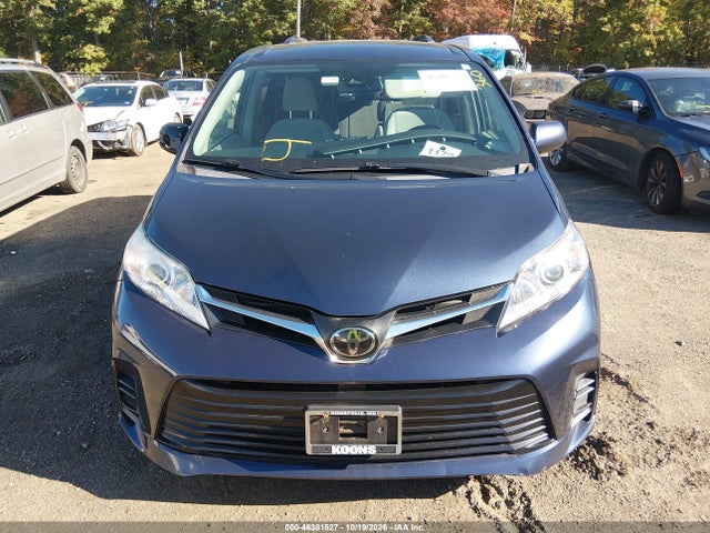 46381527 :رقم المزاد ، 5TDKZ3DC1JS901753 vin ، 2018 Toyota Sienna Le 8 Passenger مزاد بيع