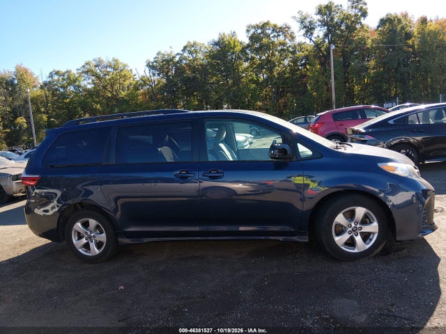 46381527 :رقم المزاد ، 5TDKZ3DC1JS901753 vin ، 2018 Toyota Sienna Le 8 Passenger مزاد بيع